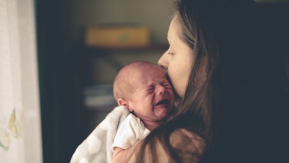 Įsisukusiems į verkiančio kūdikio–bejėgių tėvų ciklą specialistės pataria: štai kodėl dažniausiai kyla bėdų ir kaip galite jas išspręsti