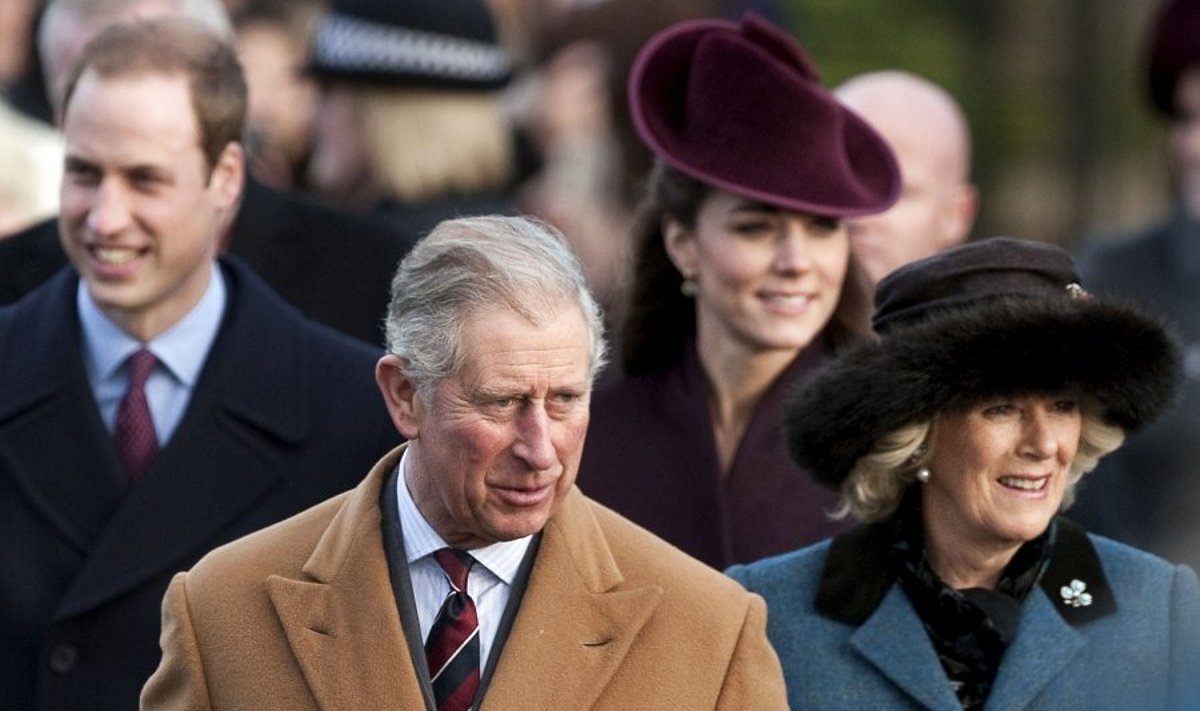 Princas Charlesas su žmona Camilla (priekyje) ir princas Williamas su žmona Catherine.