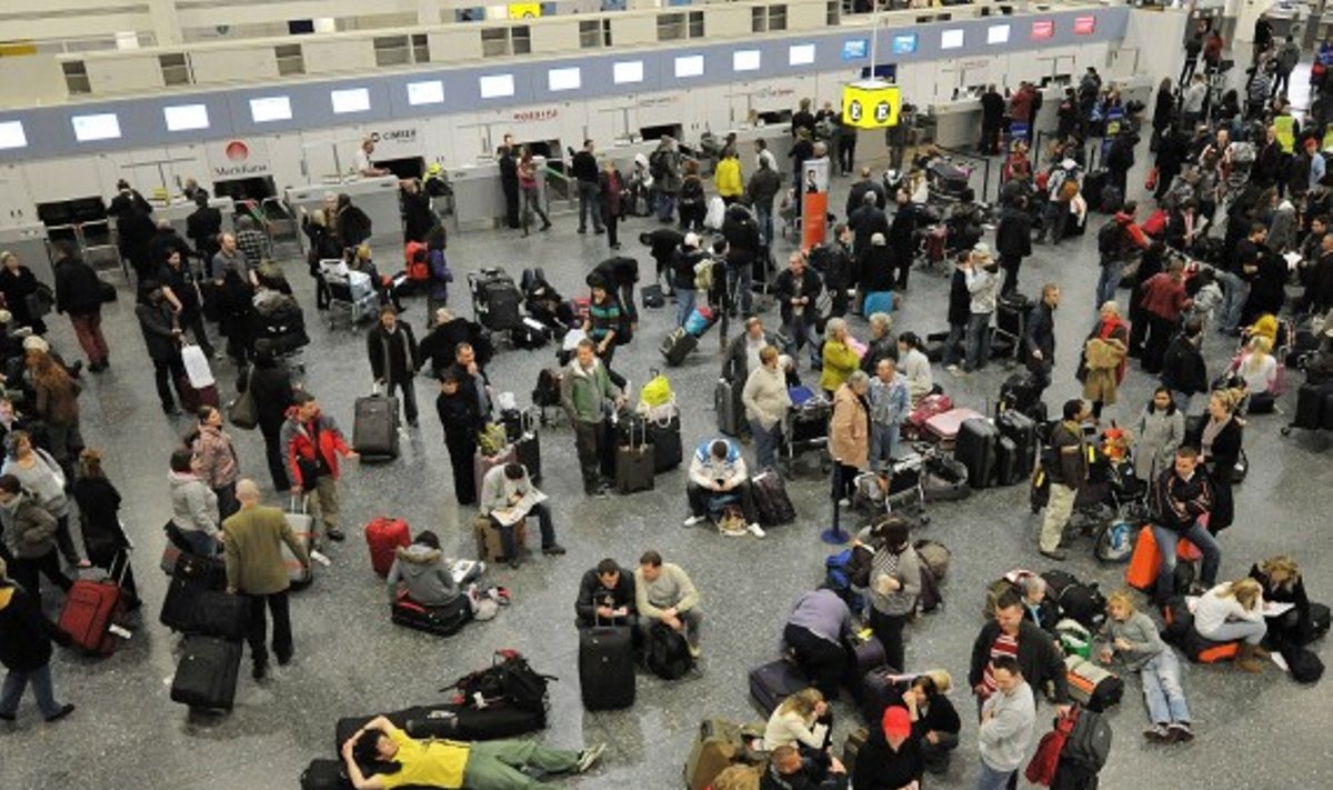 Getviko oro uoste Londone dėl oro sąlygų kasdien atidedama dešimtys reisų
