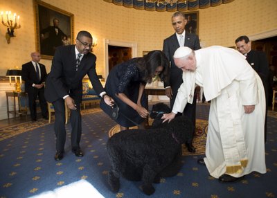 Barackas Obama ir žmona Michelle akrtu su augintiniais Bo ir Sunny sutinka popiežių