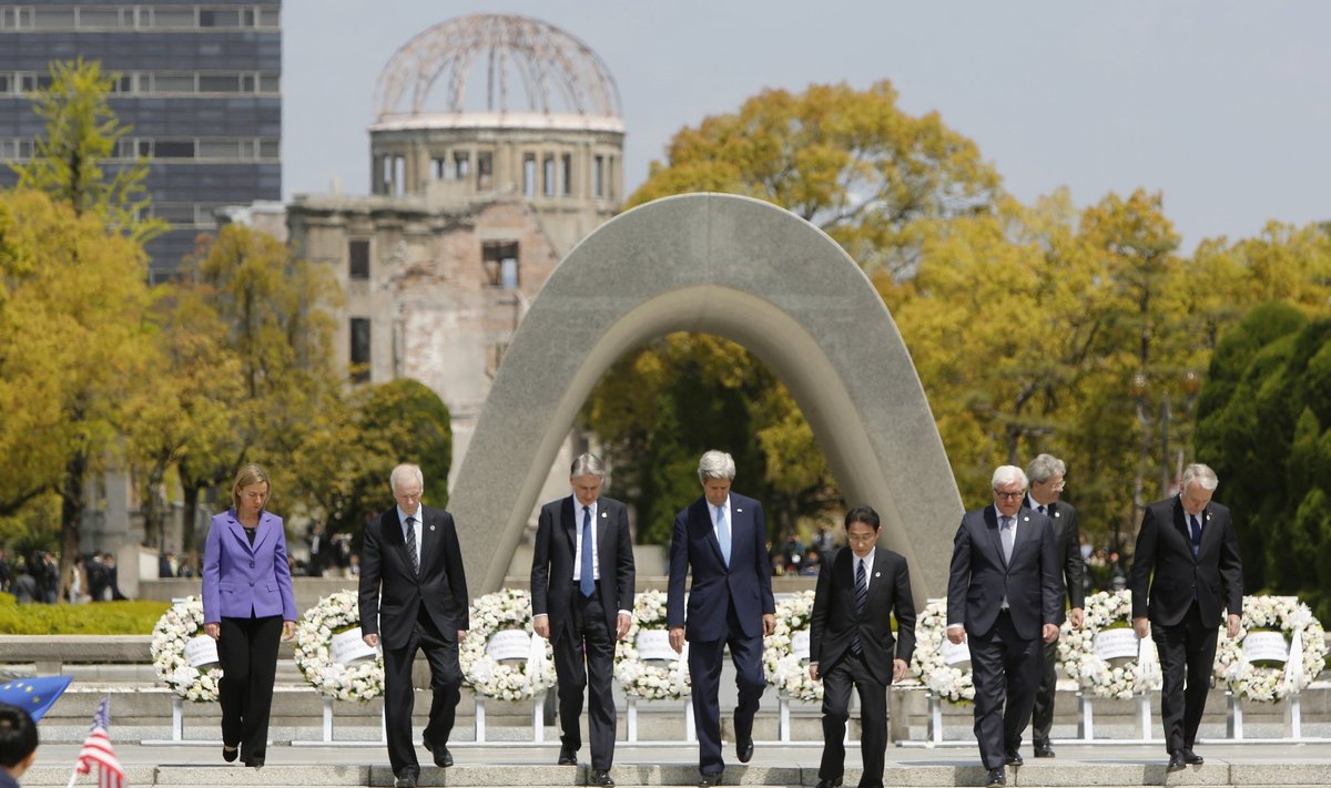 J. Kerry aplankė Hirošimos memorialą
