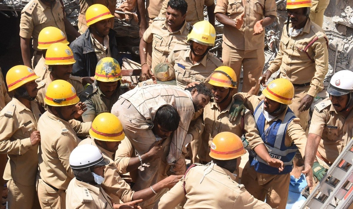 Indijoje išgelbėti tris dienas po sugriuvusio pastato nuolaužomis išbuvę trys žmonės