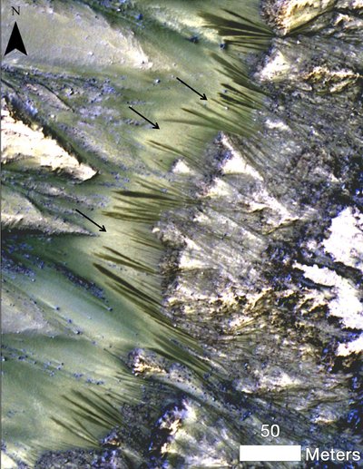 Marso paviršiuje matomos srovių išgraužtos vagos