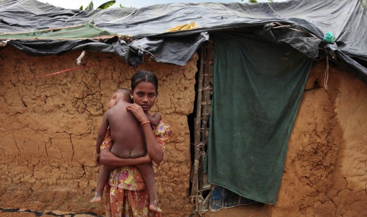Musulmonė mergaitė su broliu Mianmare