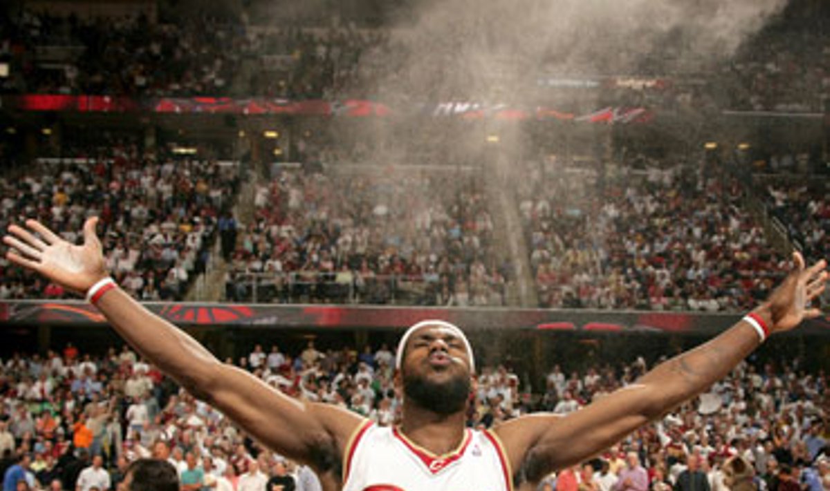 Klivlendo "Cavaliers" komandos žvaigždė LeBronas Jamesas su žiūrovais švenčia pergalę. 21 metų krepšininkas ketvirtadienį paskutinę pratęsimo sekundę pataikė lemiamą dvitaškį metimą į Vašingtono "Wizards" ekipos krepšį ir išplėšė savo komandai pergalę. NBA Rytų konferencijos ketvirtfinalio serijoje iki keturių pergalių "Cavaliers" pirmauja 3-2.