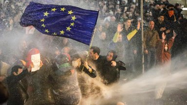 [Delfi trumpai] Ikoniškas vaizdo įrašas iš protestų Sakartvele: pažiūrėk, Europa