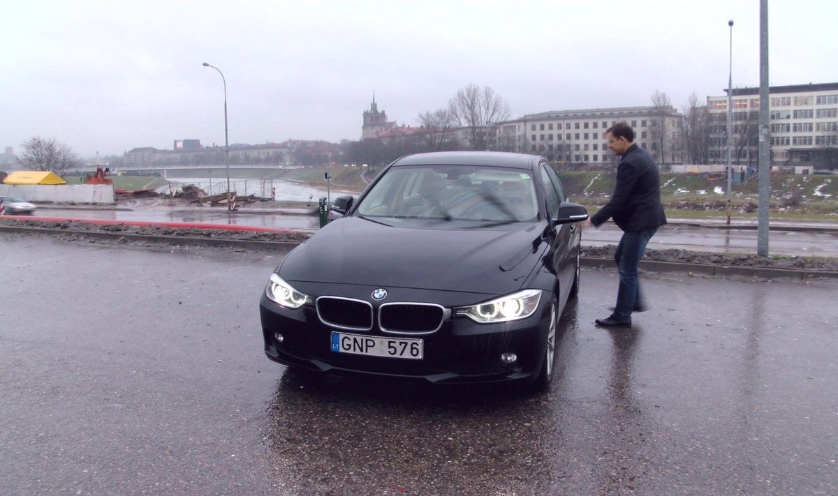 DELFI eksperimentas: BMW su klevo lapu