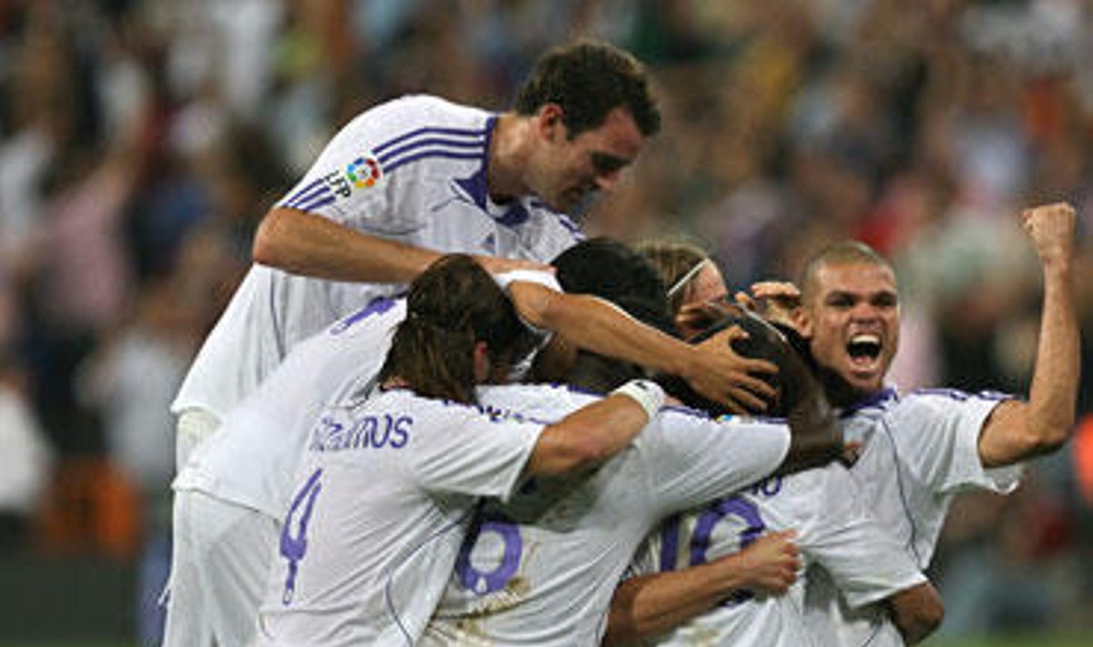 Madrido "Real" žaidėjai džiaugiasi įvarčiu