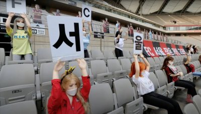 „FC Seoul“ futbolo komanda žiūrovų tribūnas užpildė sekso lėlėmis