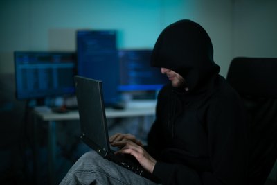 Programišius,hakeris,it,kibernetinė,ataka,kibernetika,įsilaužėlis,kompiuterinis,trolis,nusikaltimas,programuotojas,naulaužti,įsibrovėlis,