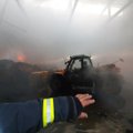 Alytaus meras piktinasi ministerijos pranešimu apie užgesintą gaisrą: nuotraukose - atvira liepsna