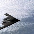 Dar neskelbti kadrai: hipnotizuojantis JAV oro pajėgų bombonešio skrydis iš arti