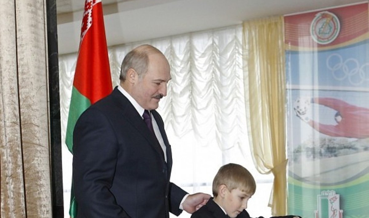 A.Lukašenka balsuoja su sūnumi