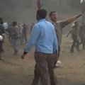 Mėgėjiškame vaizdo įraše užfiksuoti Egipto protestuotojų ir prezidento šalininkų susirėmimai