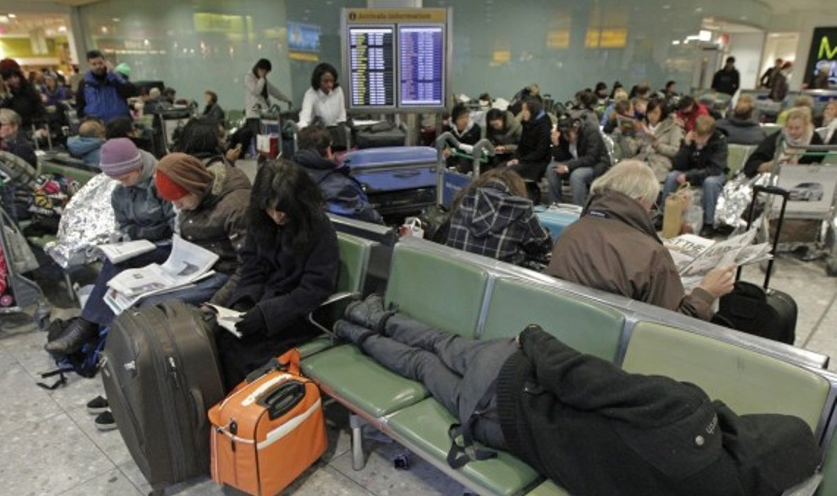 Oro uoste dėl atšauktų skrydžių  įkalinti keleiviai