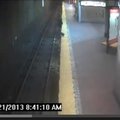 Nufilmuota, kaip lunatikė nukrito ant Bostono metro bėgių