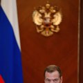 Rusijos žiniasklaida skelbia apie keistą Medvedevo elgesį