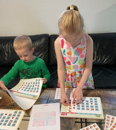 Lietuviai vaikai Norvegijoje su Aušros knyga - mokosi norvegų kalbos.