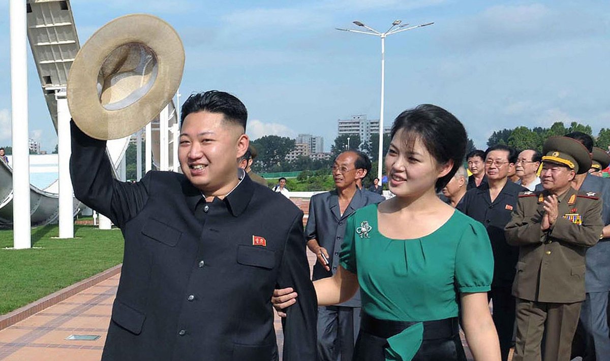 Šiaurės Korėjos vadovas Kim Jong Unas (Kim Čen Unas) ir jo žmona Ri Sol Ju (Li Sol Džu)