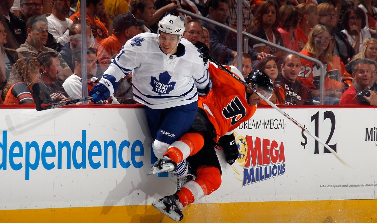 Nikolajus Kuleminas ("Maple Leafs") kovoja su  Maxime'u Talbotu ("Flyers") 