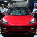„Tesla“ atnaujino savo automobilius – dabar šie gali užkurti laužą ir bezdėti