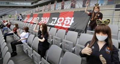„FC Seoul“ futbolo komanda žiūrovų tribūnas užpildė sekso lėlėmis