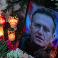 Vilniuje prie paminklo sovietų aukoms – gėlės ir žvakės Navalnui atminti