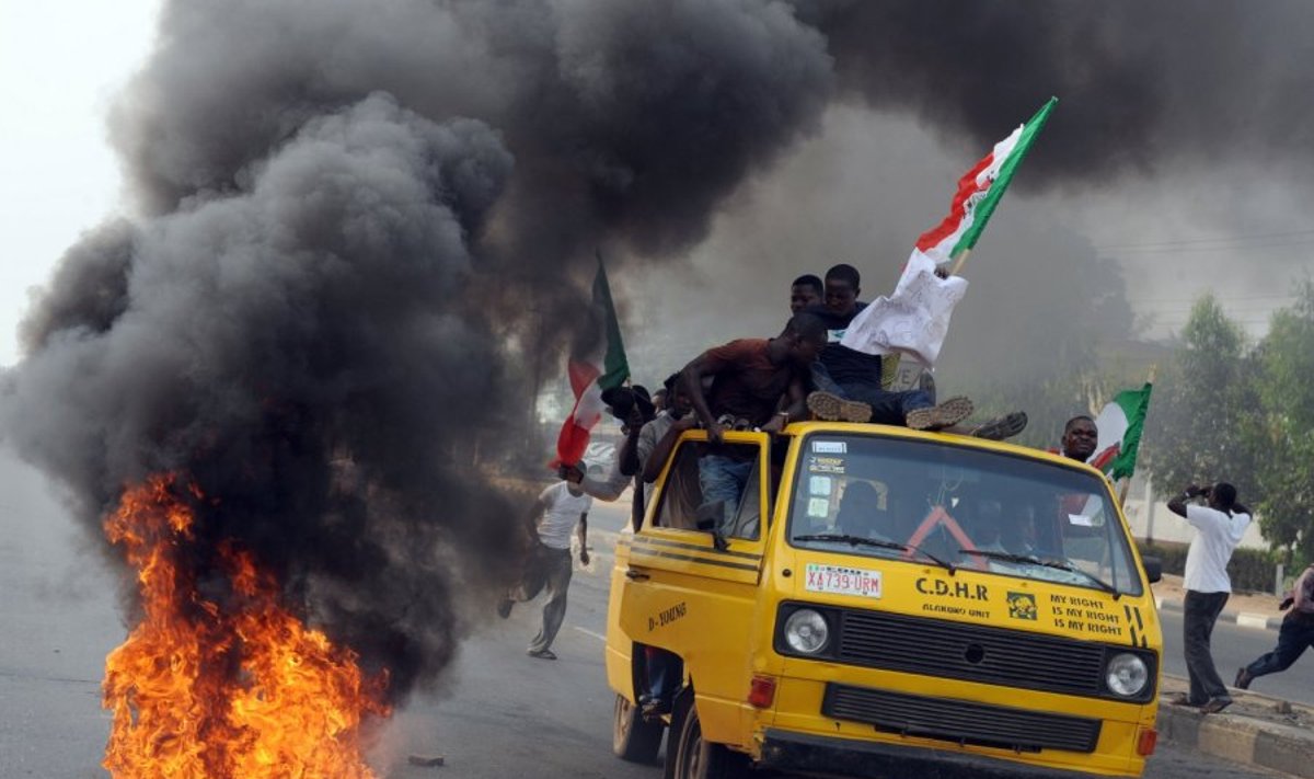 Nigerijoje dėl benzino kainų kilo visuotinis streikas