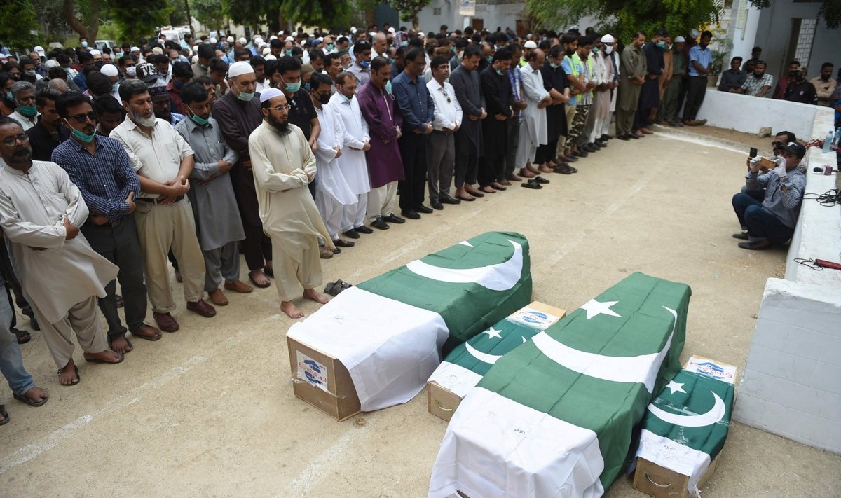 Pakistane mirė per orlaivio katastrofą Karačyje išgyvenusi paauglė
