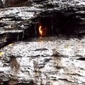 Mokslininkai suglumę: po kriokliu nežinia dėl ko dega natūrali amžinoji ugnis