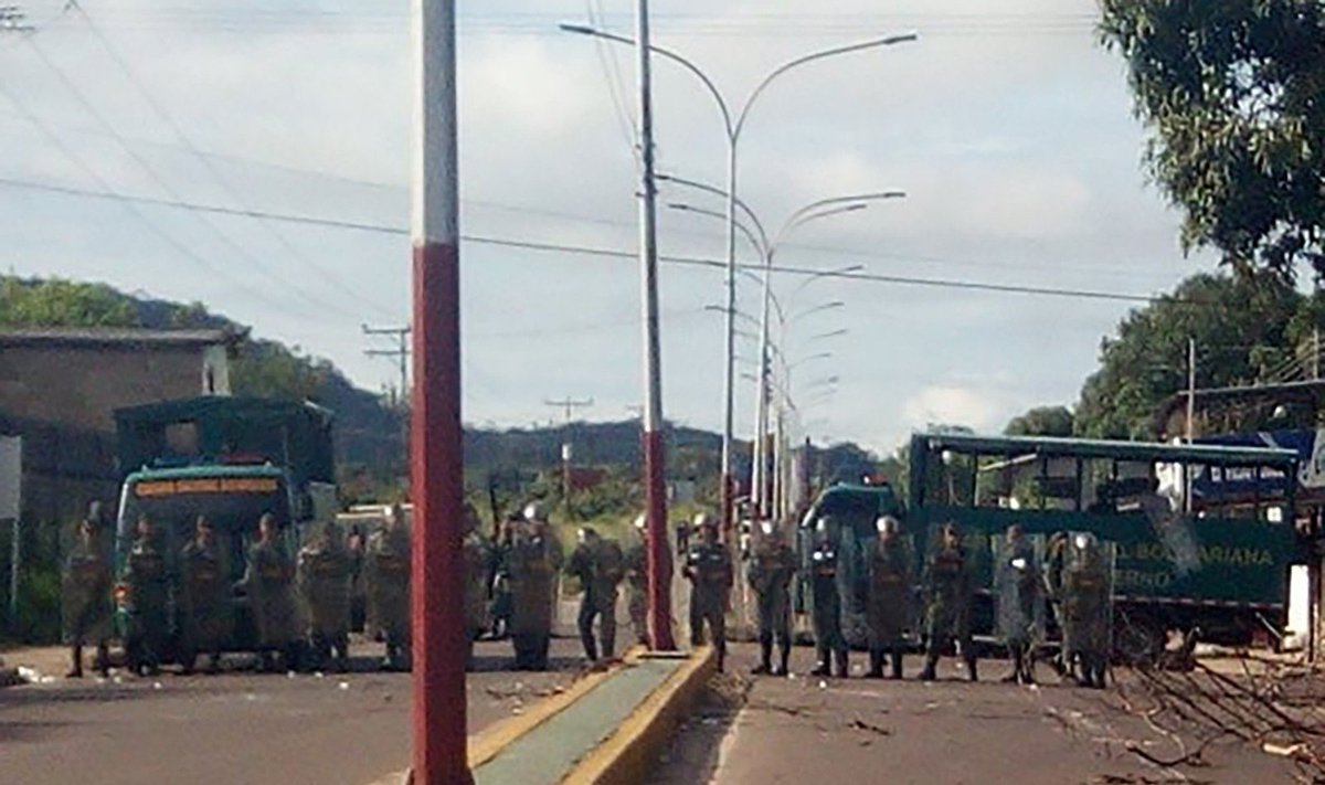 Kariai po maišto blokuoja privažiavimą prie „Puerto Ayacucho“ kalėjimo