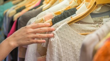 Dėvėtų drabužių rinka susiduria su iššūkiais – gyventojai taupo, kai kur apyvarta krito perpus