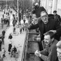 Iš sovietų karių tyčiojosi ir „prisikėlęs“ Brežnevas: paskutinis Spalio revoliucijos paradas Vilniuje baigėsi konservatorijos šturmu