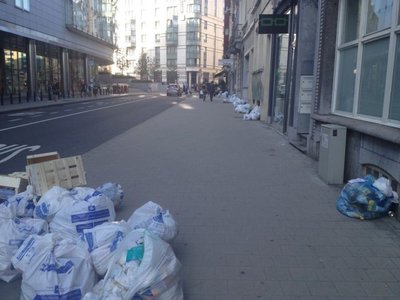 Netoli Europos Parlamento gatvėse mėtosi šiukšlių maišai*