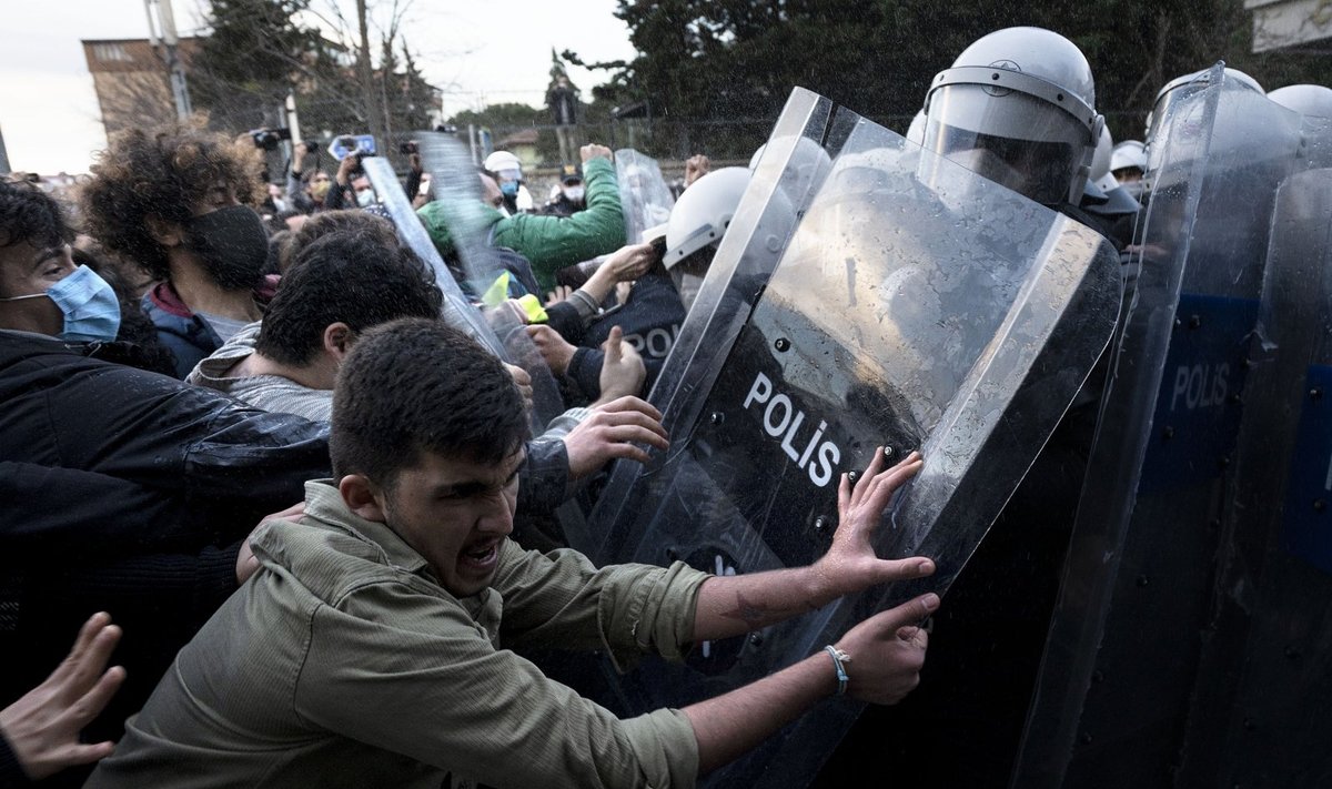 Turkijoje per trečią studentų protestų dieną sulaikyta dar 14 žmonių