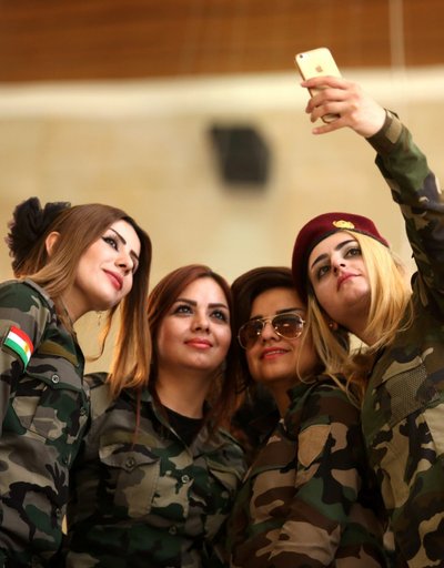 Peshmerga karės fotografuojasi asmenukei