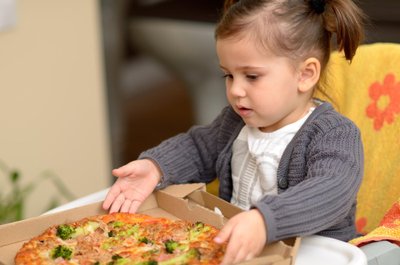 Vaikas valgo picą