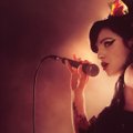 Filmo „Back to Black“ recenzija: per daug nulaižyta Amy Winehouse istorija