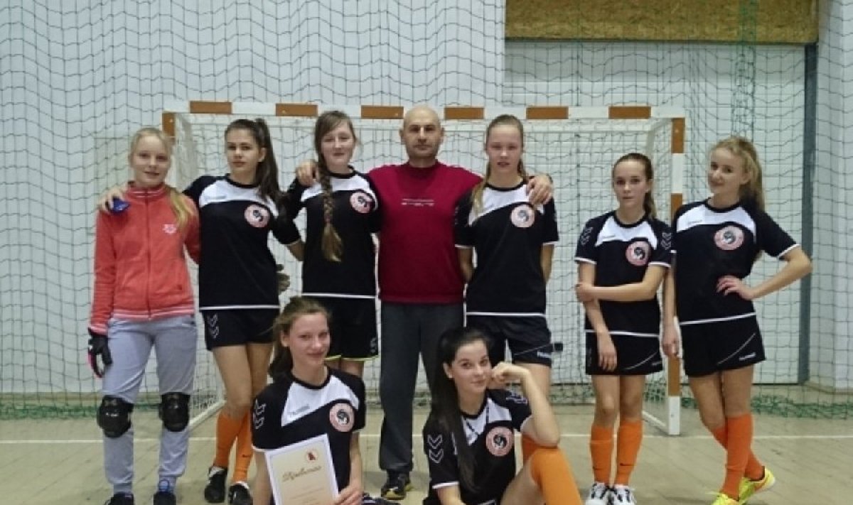 Mokyklos mergaičių futbolo komanda su kūno kultūros mokytoju A. Šimkevičiumi.