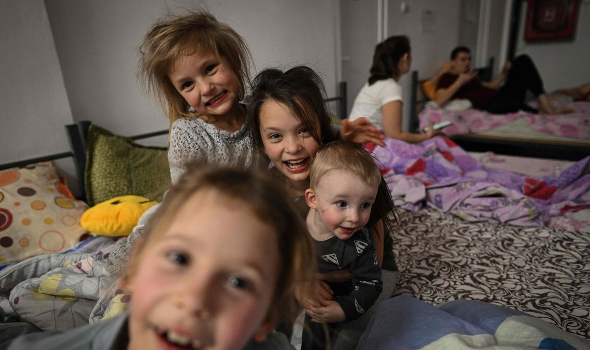 Ukrainiečiai vaikai žaidžia pabėgėlių centre Rumunijoje po to, kai ištrūko iš karo zonos