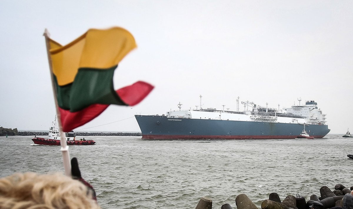 Lithuanians are greeting 'Independence' LNG floating facility entering Klaipėda port