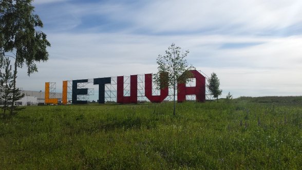 Salininkuose pastatytas didžiulis užrašas „Lietuva“