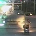 Nufilmuota, kaip dviratininkas susidūrė su sunkvežimiu