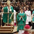 Popiežius Šv.Petro bazilikoje pirmą kartą pasinaudojo platforma su ratukais