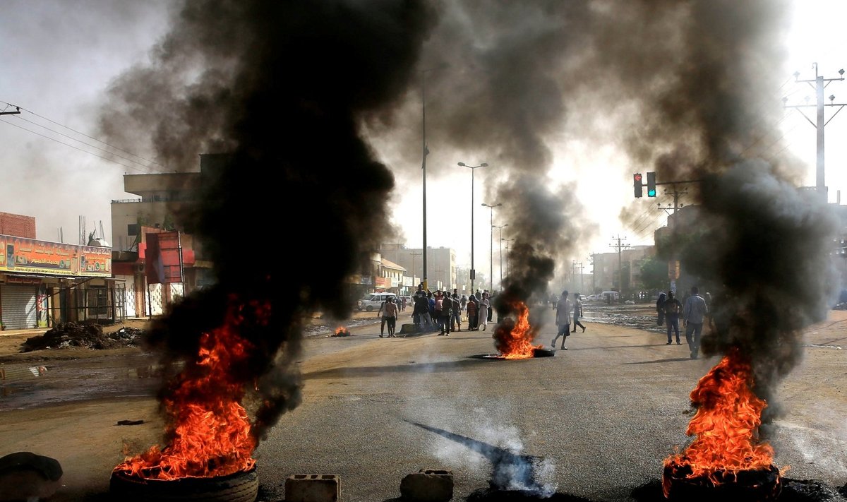 Sudano sostinėje kariškiams jėga vaikant protestuotojus žuvo mažiausiai 9 žmonės 