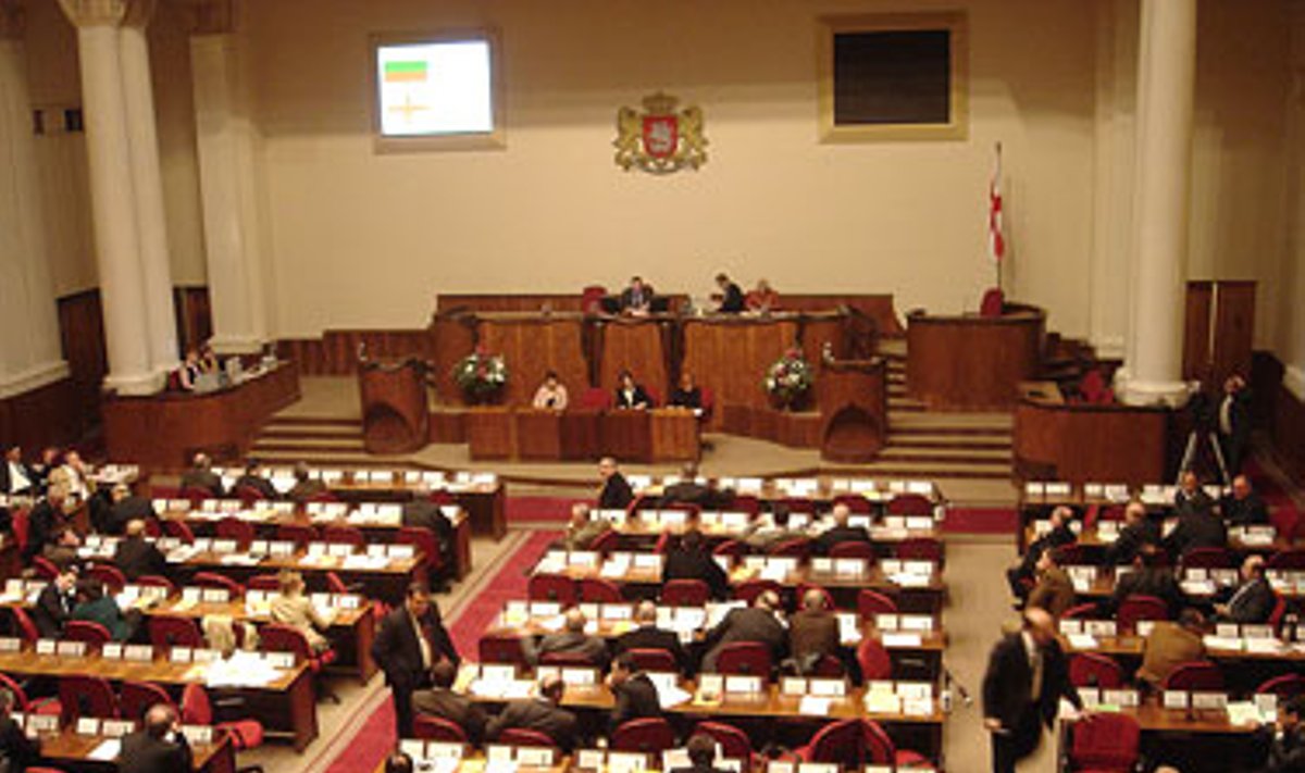 Gruzijos Parlamento salė palyginti kukli.