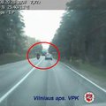 Kelyje – kaip veiksmo filme: motociklininkas nėrė tiesiai prieš sunkvežimį