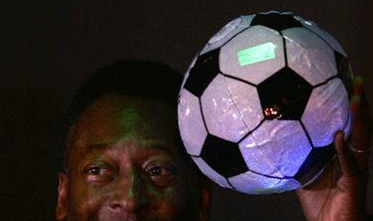 Brazilijos futbolo legenda Pele pozuoja su pripučiamu futbolo kamuoliu per parodos, skirtos Pele futbolo istorijai atidarymą Vokietijoje.  Pele per savo 21 metų karjerą įmušė 1281 įvartį.