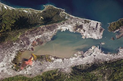 Tankiai apstatyta San Francisko pakrantė ir iš milžiniško šiukšlyno į įlanką ištekančios nuoplovos (Ch. Hadfieldo/NASA nuotr.)