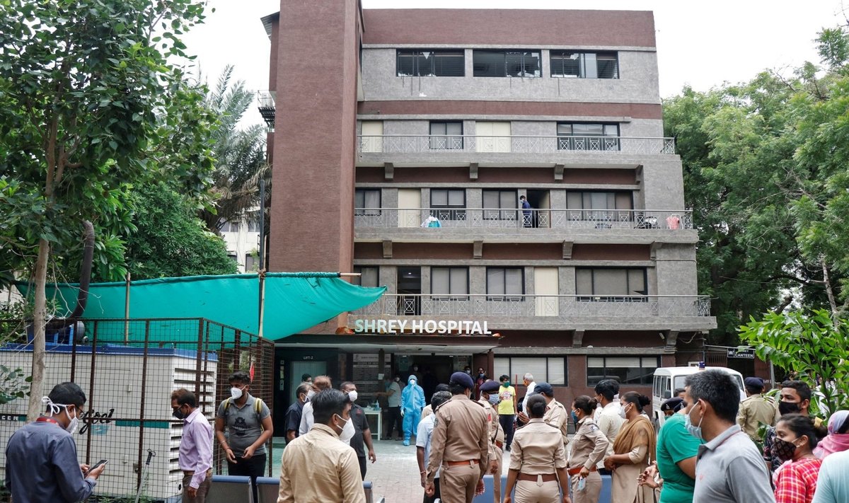 Indijoje per gaisrą ligoninėje žuvo aštuoni COVID-19 sirgę pacientai